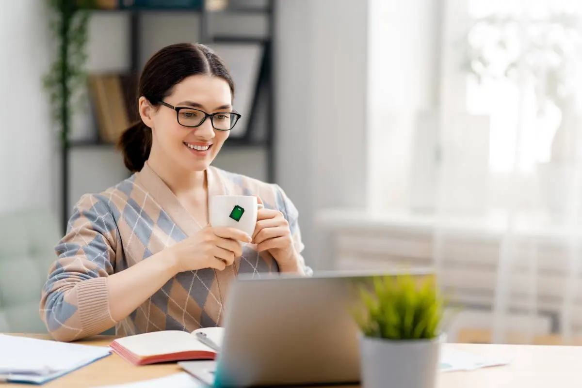 Sales person in front of a laptop
